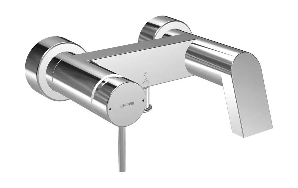 Einhebelmischer in verchromtem Metall von HANSA, mit einer Ausladung und einem funktionalen Design für Waschtisch. Ideal für die Montage in modernen Badezimmern.